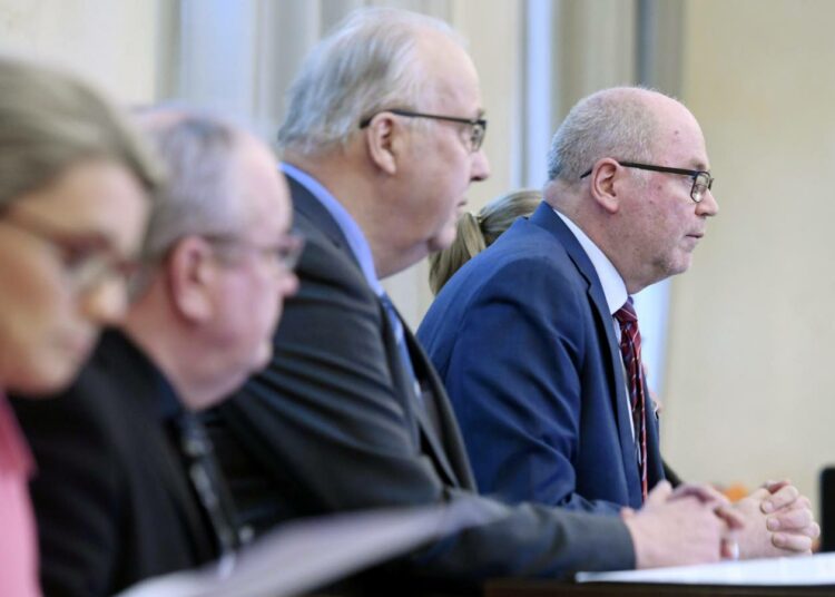 Tarkastusvaliokunnan edustajat esittelivät puheenjohtaja Eero Heinäluoman johdolla kotouttamismietintöä toimittajille tiistaina.