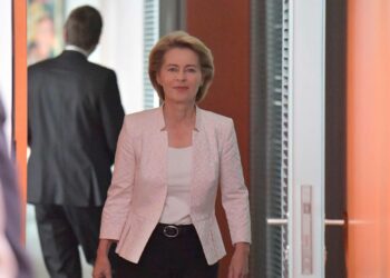 Puolustusministeri Ursula von der Leyen tulossa hallituksen istuntoon Berliinissä keskiviikkona.