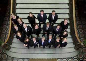 Hallituspuolueiden kannatus laski elokuussa, oikeisto-opposition nousi.
