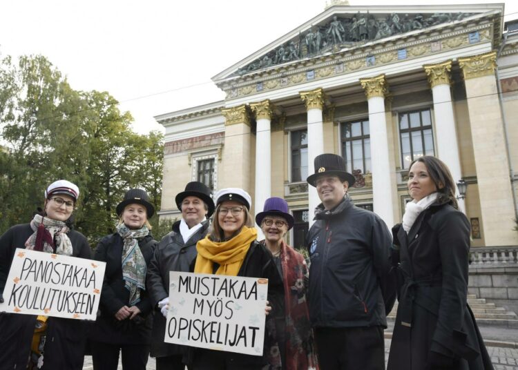 Opiskelijat mielenilmauksessa Säätytalolla budjettiriihen alkaessa tiistaina.