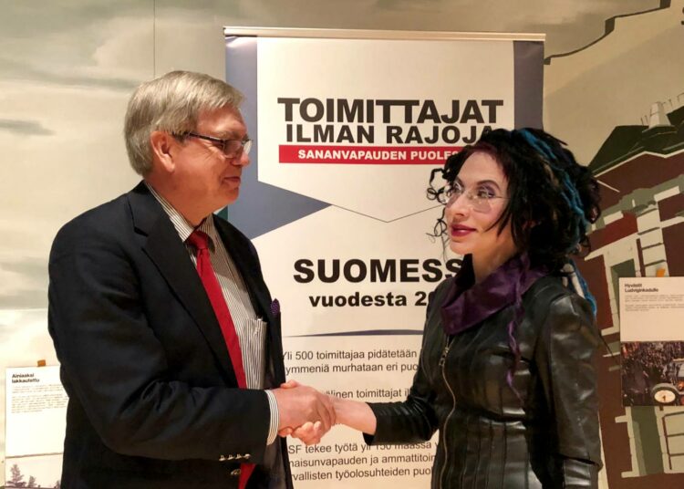 Toimittajat ilman rajoja -järjestön puheenjohtaja Jarmo Mäkelä ja kirjailija Sofi Oksanen keskustelivat maanantaina vihapuheesta Helsingissä.