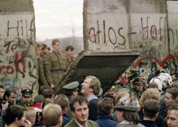 Riemukkaita hetkiä Berliinissä 11.11.1989, kaksi päivää muurin murtumisen jälkeen.