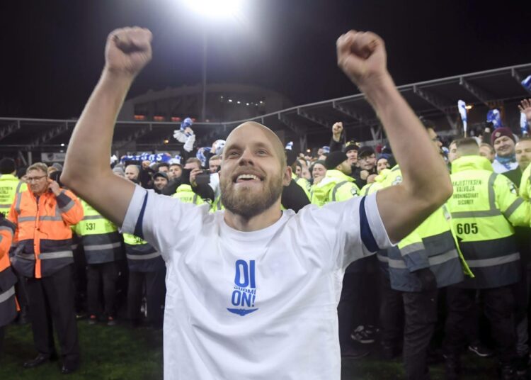 Teemu Pukki juhlii Suomen voittoa.