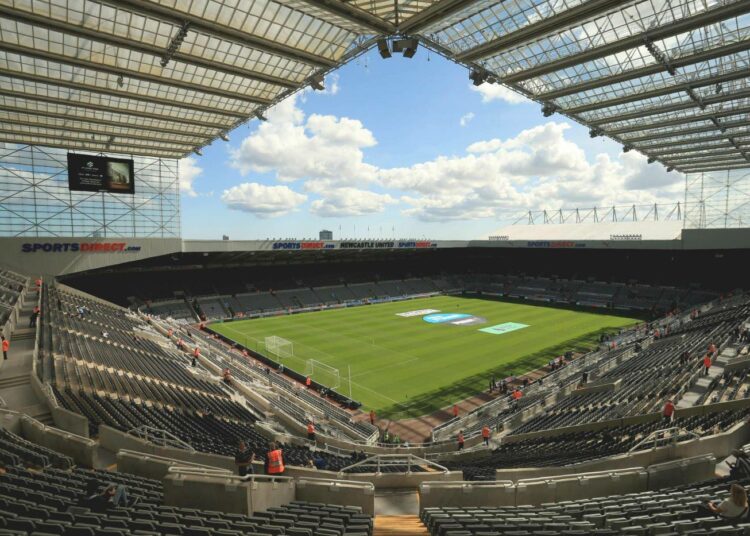 Suurten jalkapallosarjojen kaudet suunnitellaan vietäväksi loppuun ilman katsojia. Kuva Newcastle Unitedin kotikentältä.