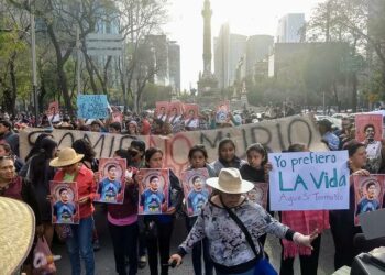 Mielenosoittajat Mexico Cityssä vaativat Morelosin osavaltiossa sijaitsevan lämpövoimalan sulkemista sekä maaoikeusaktivisti Samir Floresin murhan selvittämistä.