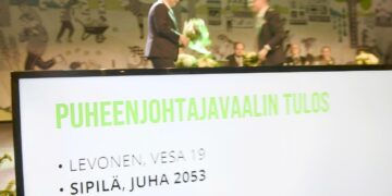 Vuonna 2018 tuolloinen pääministeri Juha Sipilä (kuvassa vasemmalla) valittiin uudelleen keskustan puheenjohtajaksi äänin 2053-19.