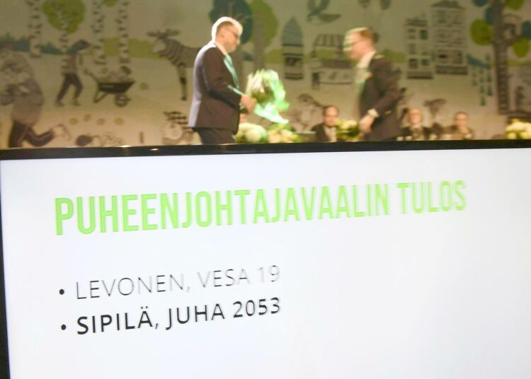 Vuonna 2018 tuolloinen pääministeri Juha Sipilä (kuvassa vasemmalla) valittiin uudelleen keskustan puheenjohtajaksi äänin 2053-19.