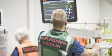 Hoitajia elvytyshuoneessa Kainuun keskussairaalassa Kajaanissa.