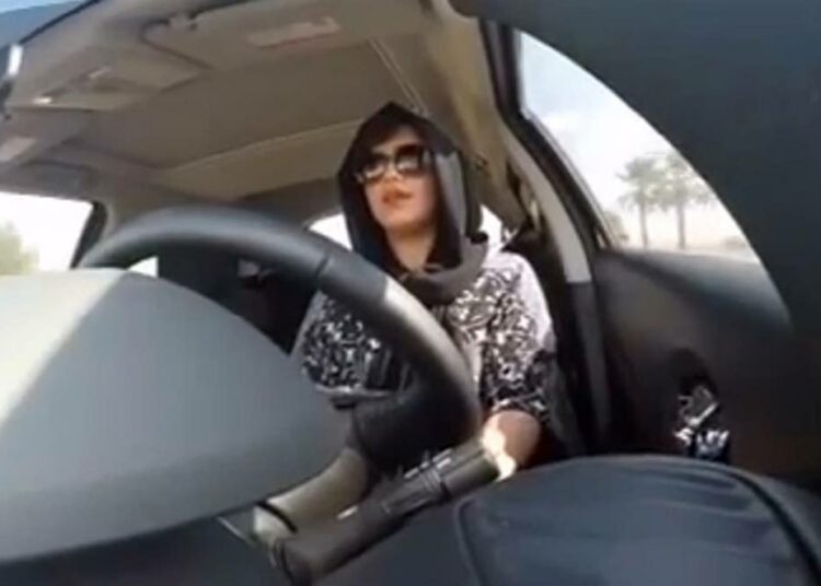 Kuvakaappaus Youtube-videolta, jossa Loujain al-Hathoul ajoi autolla Arabiemiraateista Saudi-Arabian rajalle vuonna 2014.