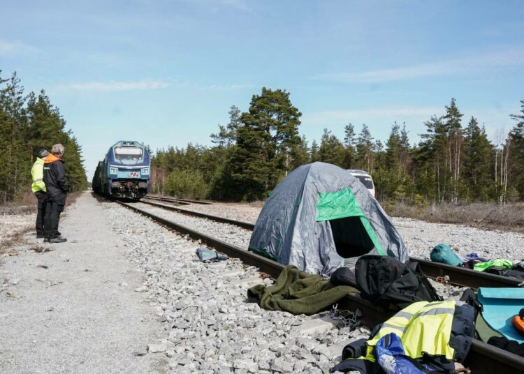 Elokapina ja Greenpeace leiriytyivät estämään venäläisen hiilijunan kulun Koverharin satamaan viime viikon tiistaina. Protesti jatkuu edelleen.