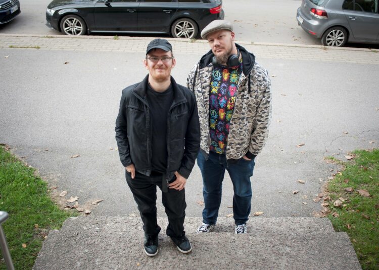 Vammaiset muusikot usein joutuvat etsimään tällaisia ratkaisuja ja kiertoteitä musiikissaan, sanovat Cepan Maailma -yhtyeen Mika Leminen (vas.) ja Arto Leinonen.
