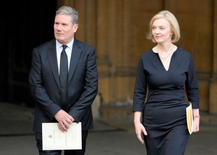 Labourin puheenjohtaja Keir Starmer ja Britannian pääministeri Liz Truss.