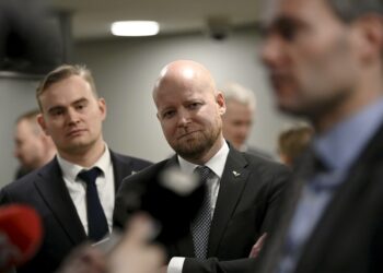 Politiikan syksyssä monikin asia on mennyt niin kuin kesällä pelättiin, tuumii vasemmistoliiton eduskuntaryhmän puheenjohtaja Jussi Saramo (kuvassa keskellä).