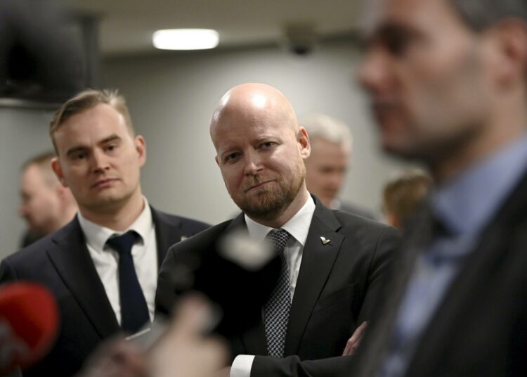 Politiikan syksyssä monikin asia on mennyt niin kuin kesällä pelättiin, tuumii vasemmistoliiton eduskuntaryhmän puheenjohtaja Jussi Saramo (kuvassa keskellä).