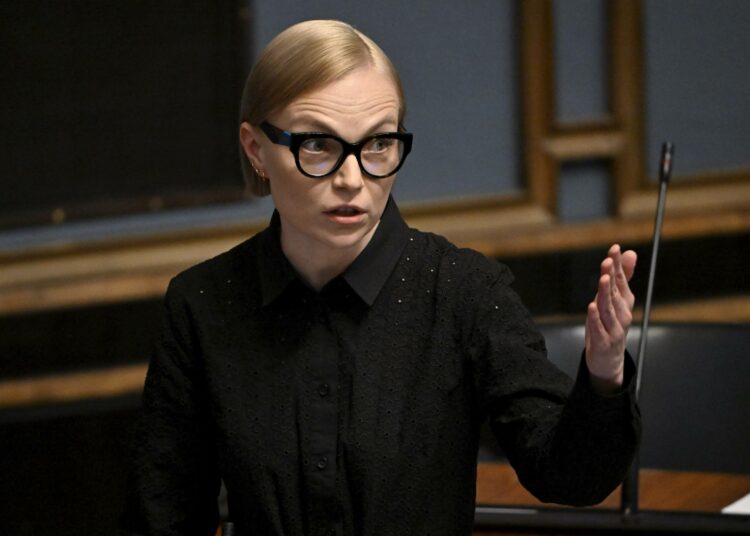 "Aina kun oikeisto on vallassa, ammatillisesta koulutuksesta leikataan. Kyse on luokkapolitiikasta", sanoo vasemmistoliiton Minja Koskela.