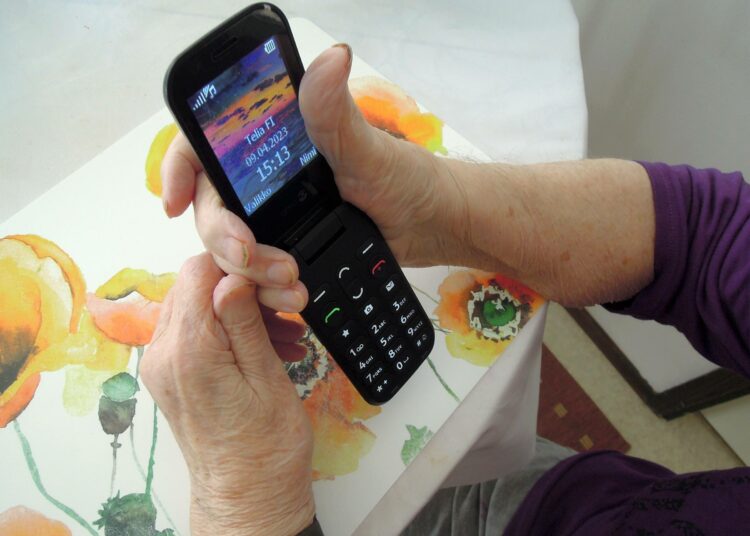 Oikeistohallitus leikkaa 50 miljoonaa euroa ympärivuorokautisesta palveluasumisesta ja kotihoidosta.