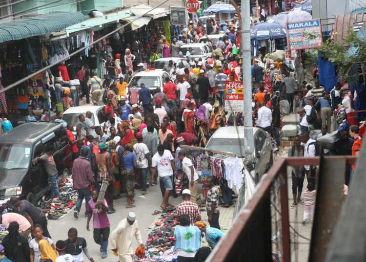 Katuvilinää Tansanian suurimman kaupungin, Dar es Salaamin, kaupankäynnin keskuksessa Kariakoossa.