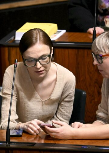 Minja Koskela ja Aino-Kaisa Pekonen kuvailivat sosiaaliturvan leikkauksia järkyttäviksi ja julmiksi.