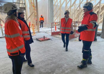 Hyvinkäälle nousevaan kouluun tutustuivat Lujatalon henkilöstöjohtaja Minna Silvast, pääluottamusmies Marko Metsäpelto ja SAK:n Katja Syvärinen. Työmaata esittelee vastaava mestari Ari Kammonen.