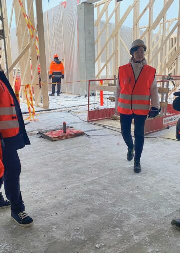 Hyvinkäälle nousevaan kouluun tutustuivat Lujatalon henkilöstöjohtaja Minna Silvast, pääluottamusmies Marko Metsäpelto ja SAK:n Katja Syvärinen. Työmaata esittelee vastaava mestari Ari Kammonen.