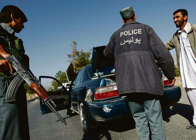 Poliisit tarkastavat autoilijoita Kabulin lähistöllä.