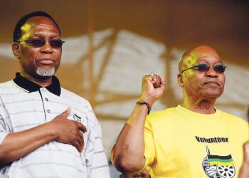 Uudelleen kummittelemaan nousseet korruptiosyytteet varjostavat ANC:n puheenjohtajaa Jacob Zumaa. Kuvassa Zuma (oik.) käynnistämässä ANC:n vaalikampanjaa lauantaina East Londonissa.