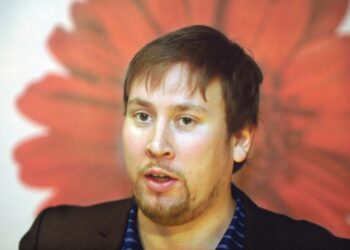 Paavo Arhinmäki korostaa, että pitää reagoida muutenkin kuin vain pistää aina numerot paremmiksi.