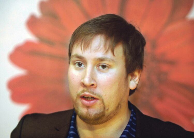 Paavo Arhinmäki korostaa, että pitää reagoida muutenkin kuin vain pistää aina numerot paremmiksi.