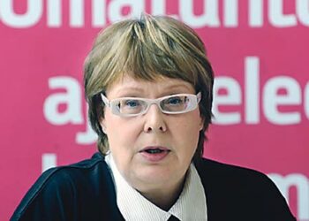 Annika Lapintie toteaa vasemmiston olevan huolissaan varsinkin nuorisotyöttömyyden hurjasta kasvusta.