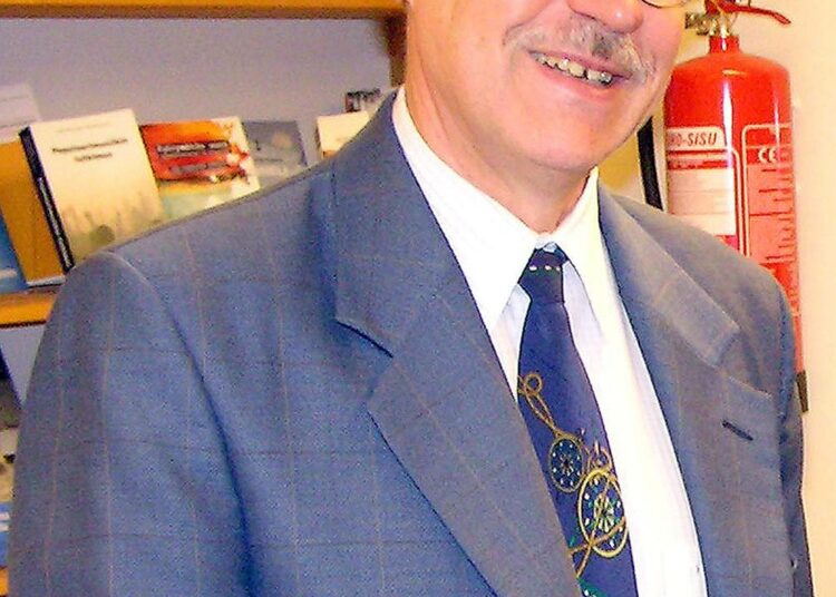 Kansan Sivistysrahaston KSR:n säätiön asiamies Heikki Kajanto.