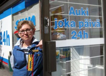 ?Asiakkaita on laidasta laitaan, Siwan Puutarhakadun myymälän päällikkö Saga Kopra kertoo.