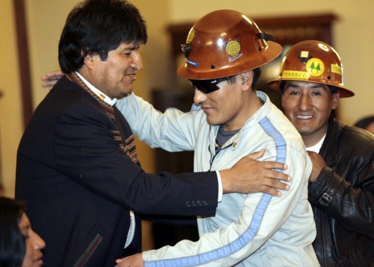 Kyllä se vielä iloksi muuttuu, tuumii Evo Morales, joka kuvassa syleilee Chilen turmakaivoksesta pelastunutta Carlos Mamania.