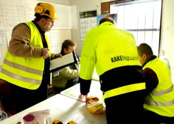 Kirjoittaja vaatii ammattiyhdistysliikkeelle kanneoikeutta. Kuvassa Rakennusliiton edustajat tarkastavat Vuosaaren sataman työmaata.