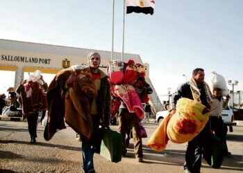 Joukko Libyassa työskennelleitä egyptiläisiä siirtotyöläisiä ylitti Egyptin vastaisen rajan Sallumin raja-asemalla tiistaina. Libyassa on puolitoista miljoonaa egyptiläistä, joista monet yrittävät palata levottomuuksien alta kotimaahan.