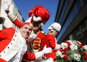 Saksassa silmiinpistävää oli myös se, että ottelupäivä on aina juhlapäivä. Saksalaishyökkääjä Lukas Podolski karnevaaleilla Kölnissä.