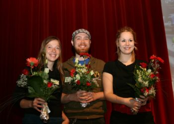 Vasemmistonuorten uusi puheenjohtajisto: vasemmalta puheenjohtaja Li Andersson, ensimmäinen varapuheenjohtaja Juuso Aromaa ja toinen varapuheenjohtaja Hanna Sarkkinen .