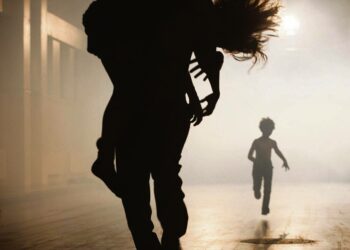 Taistelu-spektaakkeli pureutuu pakolaisten elämään erään rikkaan onnenmaan rajan tuntumassa.