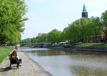Tuomiokirkkosillan ja Auransillan välinen jokiosuus muodostaa avoimen tilan kansallismaisemaan. Turun päättäjät joutuvat syksyn aikana ratkaisemaan, voidaanko jokimaiseman yli rakentaa silta.