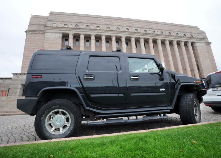 Solidaarisuusverolle löytyy kannatusta ainakin vasemmistoliiton, sosialidemokraattien ja vihreiden eduskuntaryhmissä. Kuvassa Hummer-jättiauto Eduskuntatalon edessä.