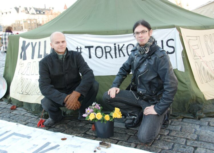 Jukka Tuohimetsä (vas.) ja Jiri Keronen päivystivät teltalla maanantaina.