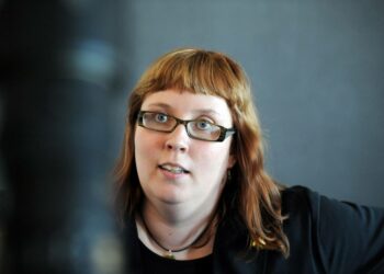 Liikenneministeri Merja Kyllönen ei ota vastaan Keskustan arvostelua liikennepolitiikasta.