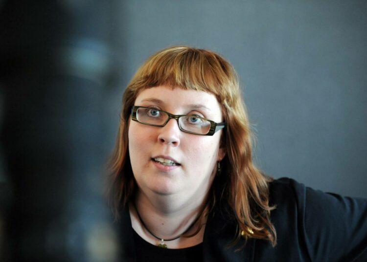 Liikenneministeri Merja Kyllönen ei ota vastaan Keskustan arvostelua liikennepolitiikasta.