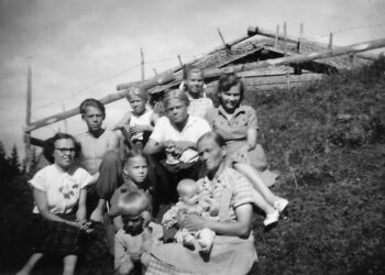 Sotavuosina koko suomalainen maa- ja metsätalous oli naisten työn ja kesto-kyvyn varassa. Kuvassa Tyyne Ojaniemi ja lapset.