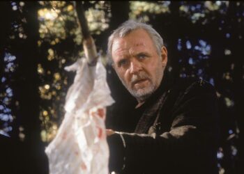 The Edge – Reunalla on jännitysdrama Alaskan metsiin eksyvästä seurueesta, joka joutuu hengenvaaraan. Kuvassa: Anthony Hopkins.