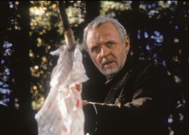 The Edge – Reunalla on jännitysdrama Alaskan metsiin eksyvästä seurueesta, joka joutuu hengenvaaraan. Kuvassa: Anthony Hopkins.