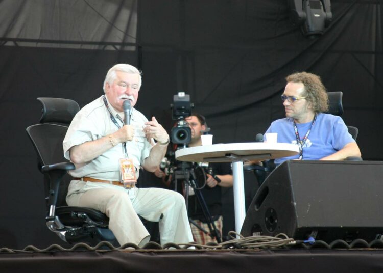 Lech Walesa (vas.) vuodelta 2009 peräisin olevassa kuvassa.