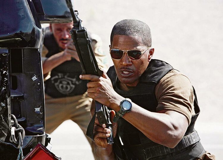 Joukko FBI:n agentteja matkustaa Saudi-Arabiaan tutkimaan amerikkalaisiin kohdistunutta tuhoisaa terroristi-iskua. Kuvassa Jamie Foxx.