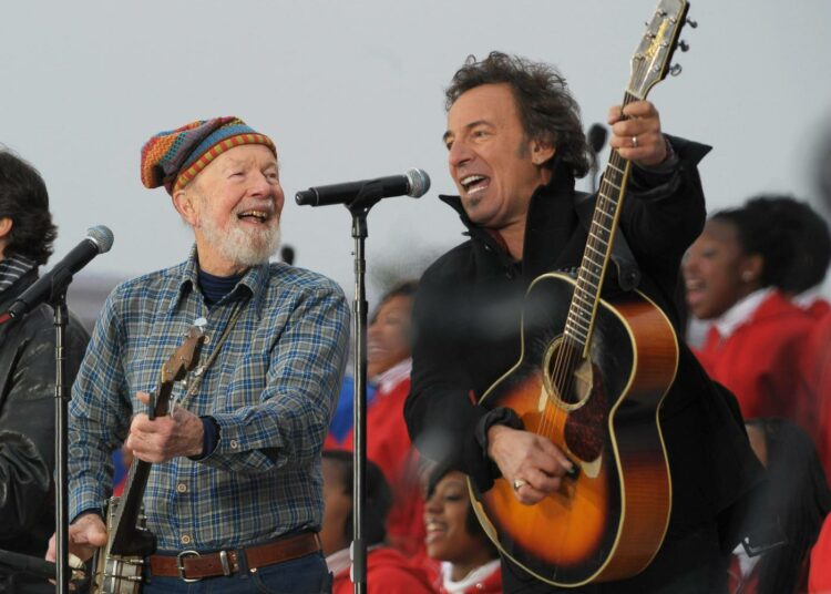 Pete Seeger esiintymässä tammikuussa 2009 yhdessä Bruce Springsteenin kanssa Barack Obaman virkaanastujaisten kunniaksi järjestetyssä konsertissa.