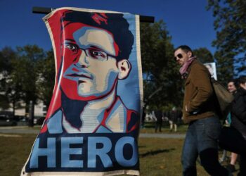 Edward Snowdenia pidettiin sankarina mielenosoittajien julisteessa lokakuussa Washingtonissa.