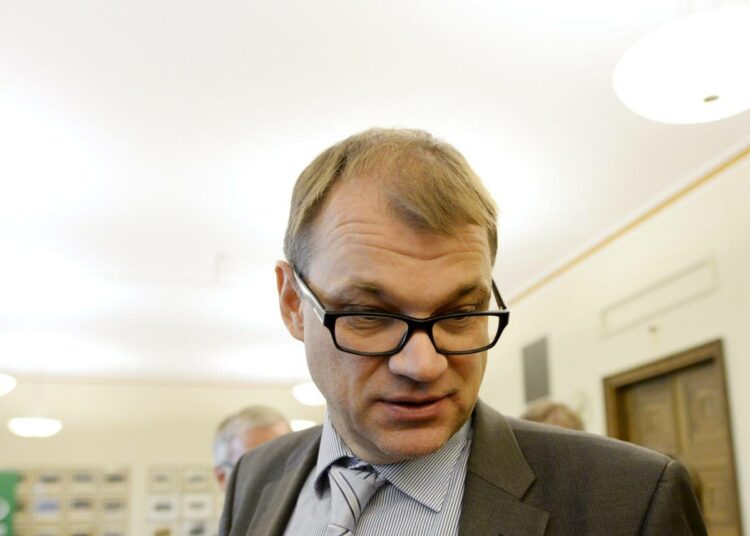 Juha Sipilä tahtoo vähentää kunnista kymmeniä tuhansia työntekijöitä.